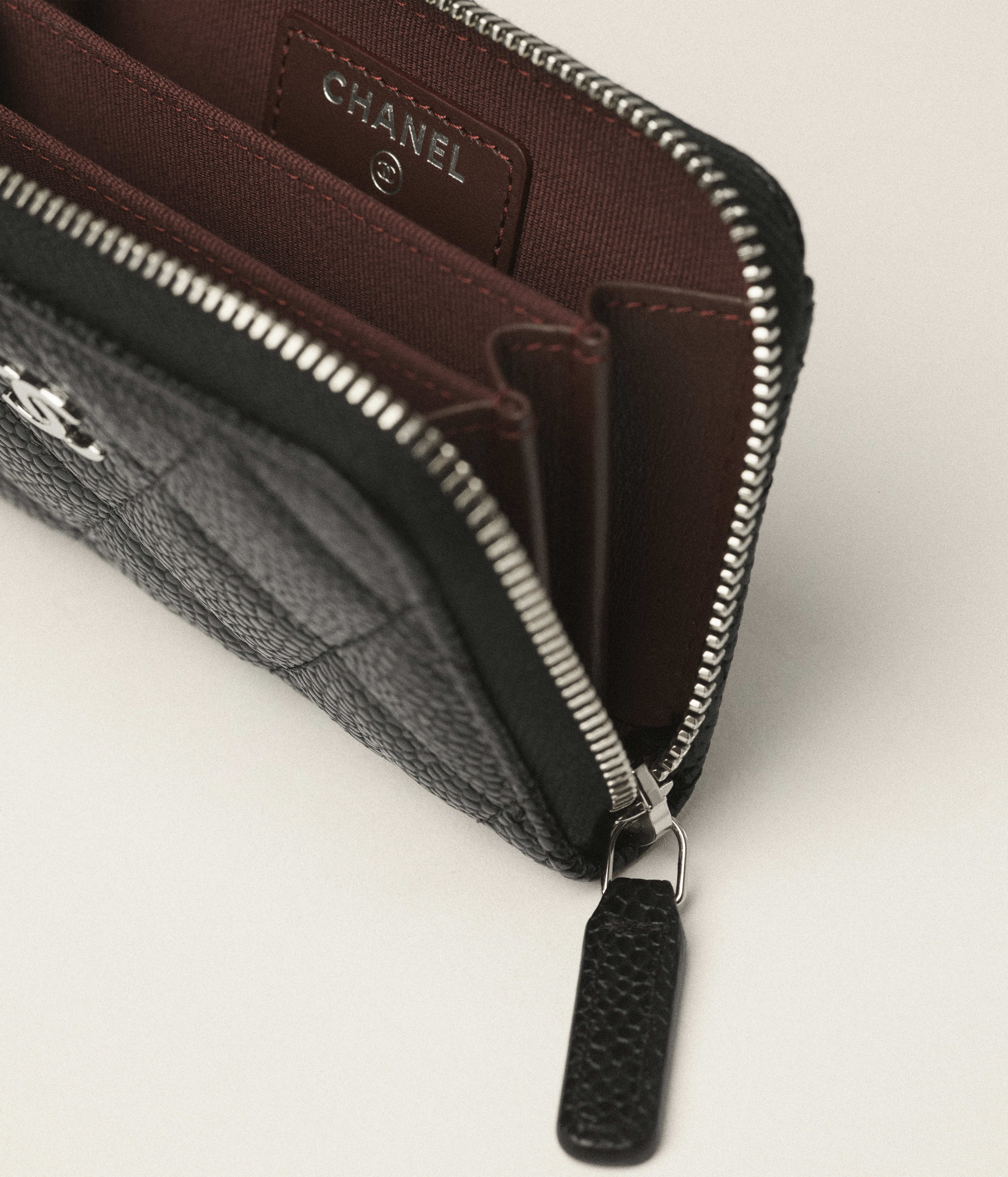 Dompet Koin dengan Zipper Klasik - Hitam - Kulit Sapi Muda Berserat & Logam Warna Perak - tampilan artistik 4